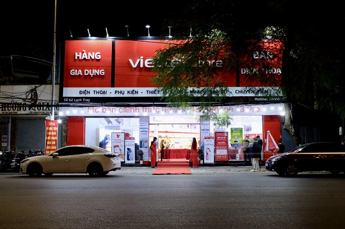 Quang cảnh bên ngoài siêu thị Viettel Store Lạch Tray, Hải Phòng trước giờ mở bán iPhone 13