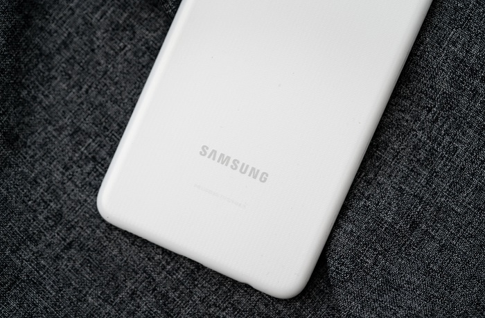 Logo Samsung được in phần thân dưới của máy