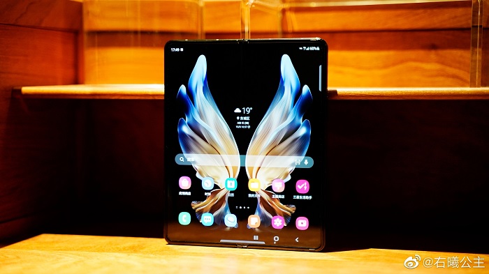 Samsung W22 chạy hệ điều hành Android 11