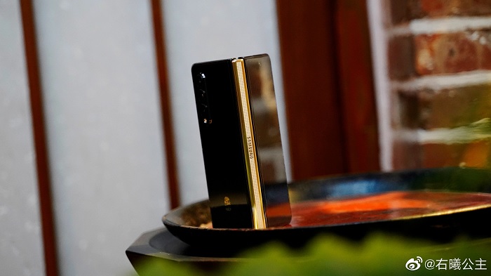 Bản lề Samsung W22 5G được mạ vàng