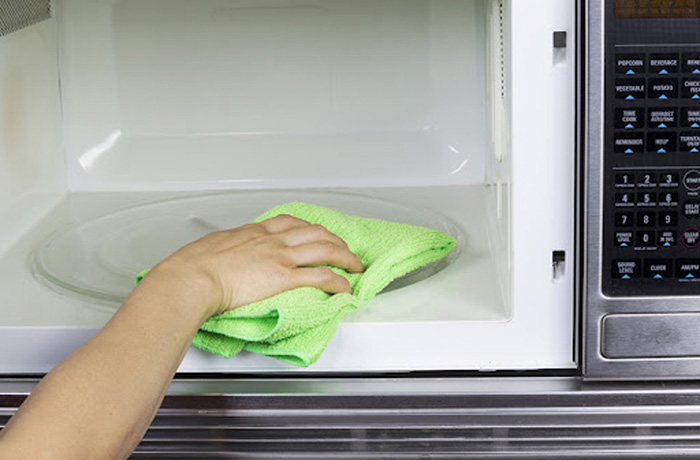 Vệ sinh lò vi sóng sạch sẽ sau khi sử dụng