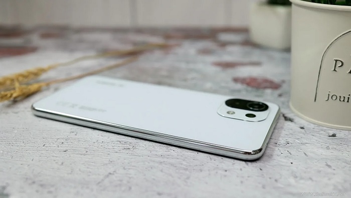 Xiaomi 11 Lite 5G NE rất mỏng và nhẹ