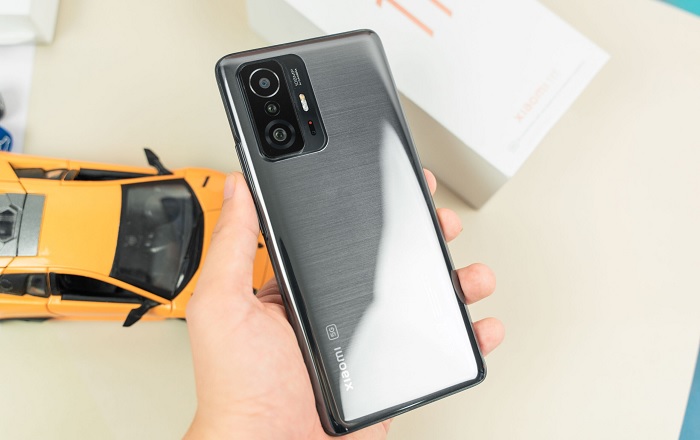 Mặt lưng Xiaomi 11T sử dụng kính cường lực Gorilla Glass Victus cao cấp bóng bẩy