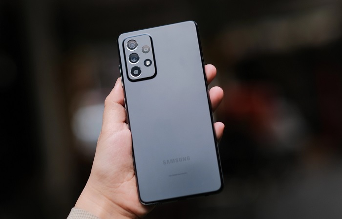 Mặt lưng Galaxy A52s 5G được phủ nhám