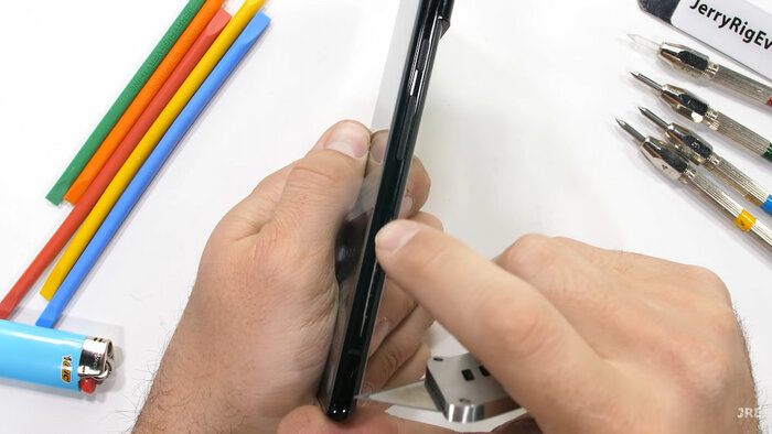 Pixel 6 Pro được thử thách với các vật dụng quen thuộc