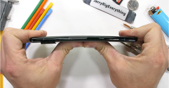 Pĩel 6 Pro chỉ bị cong nhẹ khi đã dùng hết sức 