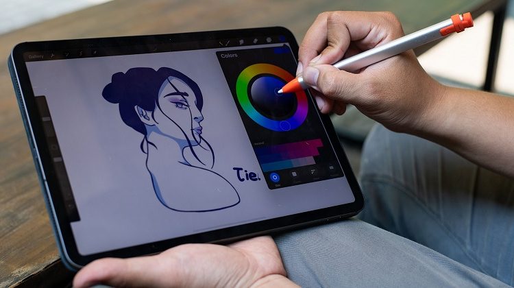 Luyện vẽ trên iPad: Vẽ tranh trên iPad sẽ giúp bạn có một kinh nghiệm với công nghệ vô cùng thú vị. Nó giúp bạn có thể vẽ bất cứ lúc nào và ở bất kỳ đâu. Nếu bạn muốn luyện tập cho việc này, bạn cần phải dành thời gian để làm quen với các tính năng mà iPad cung cấp.