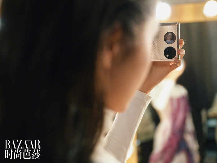 Hỗ trợ chụp selfie bằng camera chính