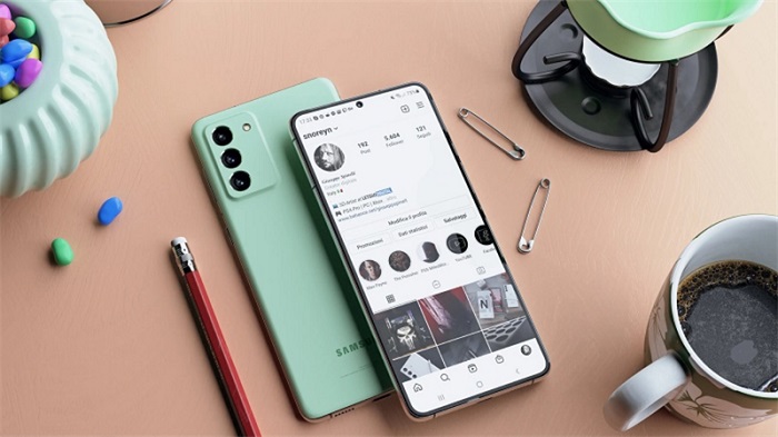 Galaxy S20 FE có kích thước lớn hơn S21 FE