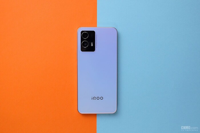Mặt lưng với thiết kế hiện đại của iQOO U5