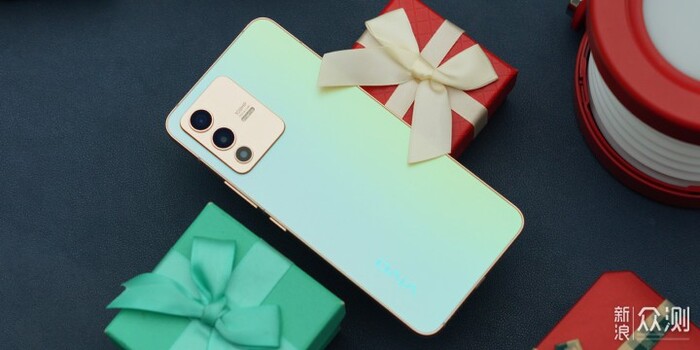 Mặt lưng khúc xạ từ vàng ấm sang xanh lục