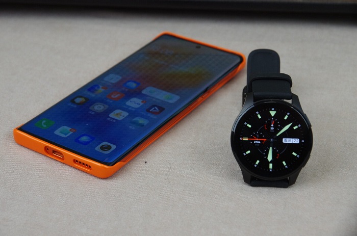 Watch 2 bên cạnh Vivo S12 Pro