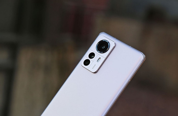 Cận cảnh cụm camera sau trên Xiaomi 12 Pro
