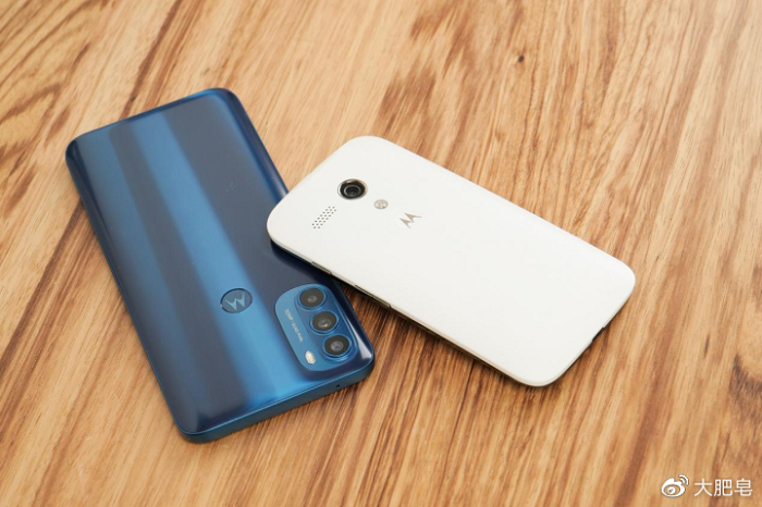 Sản phẩm được thừa hưởng nhiều nét thiết kế của thế hệ Moto G51 trước đó