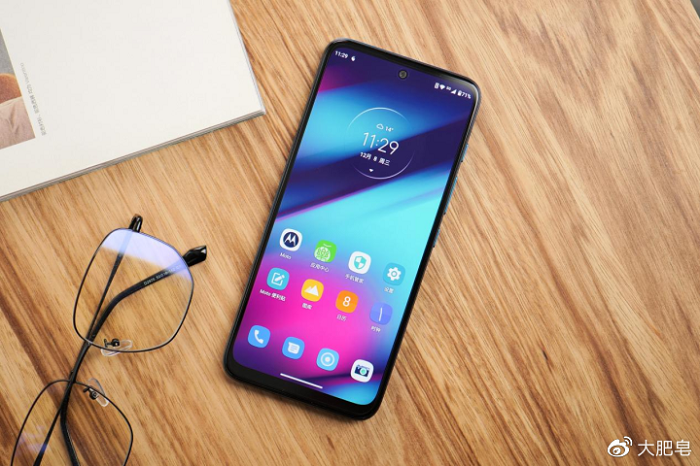 Máy được trang bị tấm nền OLED chất lượng cao