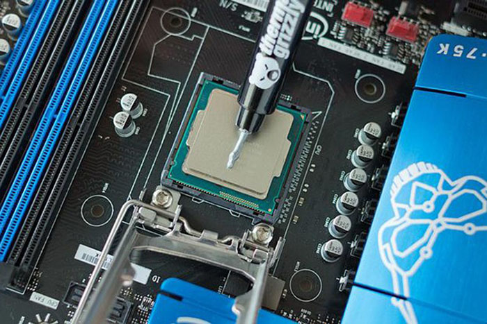 Nhỏ một giọt keo ở vị trí trung tâm chip