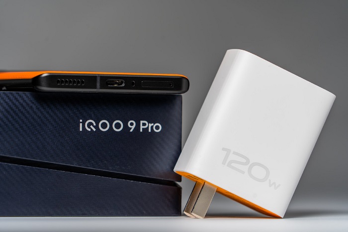 iQOO 9 Pro hỗ trợ sạc nhanh 120W