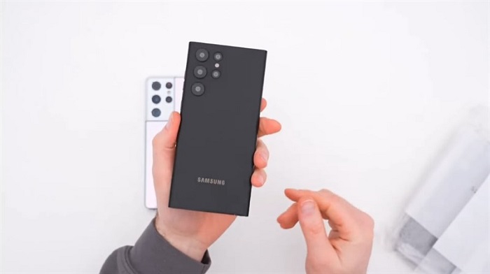 Cận cảnh mặt sau của Galaxy S22 Ultra