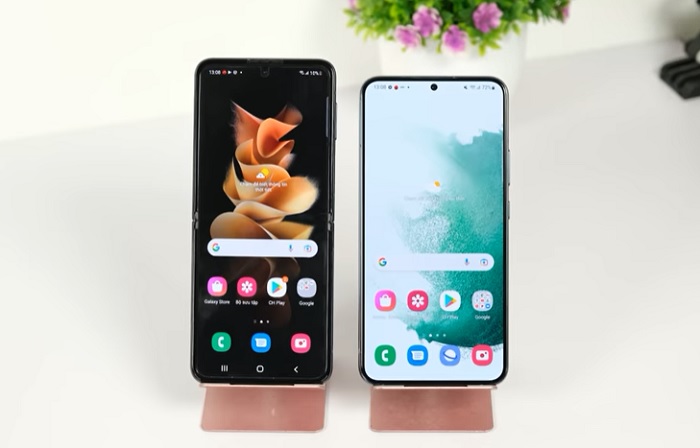 Màn hình Galaxy Z Flip3 dài hơn nhưng nhỏ hơn Galaxy S22+