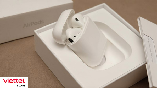 Một chiếc Airpods cũ chưa được vệ sinh