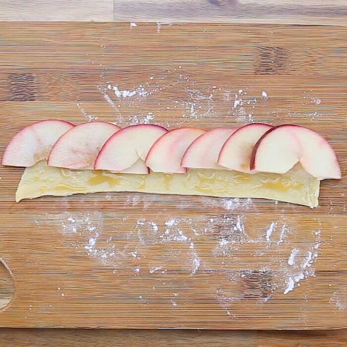 Xếp táo lên mặt bột như hình