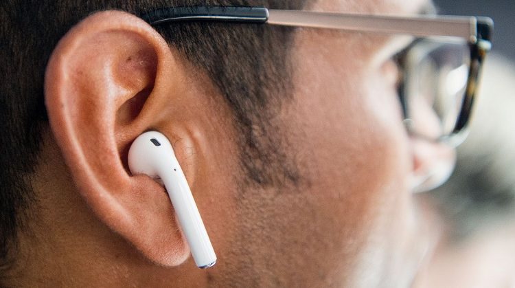 Airpod có thể thông báo cuộc gọi đến như thế nào và làm thế nào để kết thúc cuộc gọi khi sử dụng Airpod?
