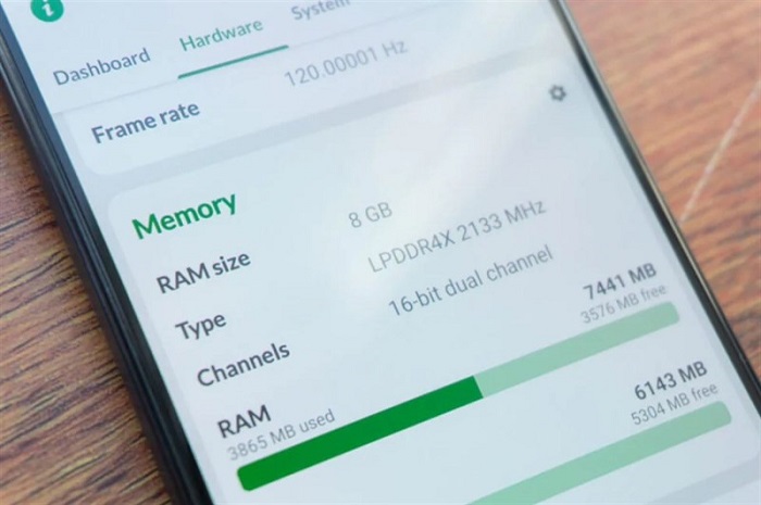 Phiên bản RAM 8GB có khả năng đa nhiệm tốt hơn và được hỗ trợ RAM ảo 3GB