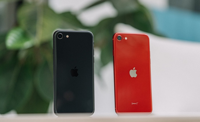 iPhone SE 2022 màu Midnight bên cạnh màu đỏ