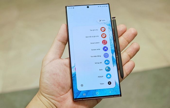 Galaxy S22 Ultra sử dụng màn hình cong