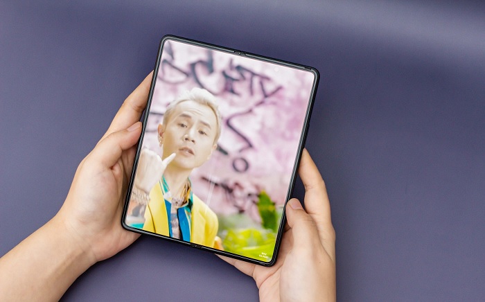 Màn hình của Z Fold3 lớn hơn