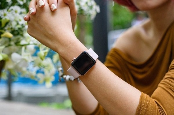 Một chiếc Apple Watch size 38 trên tay một bạn nữ