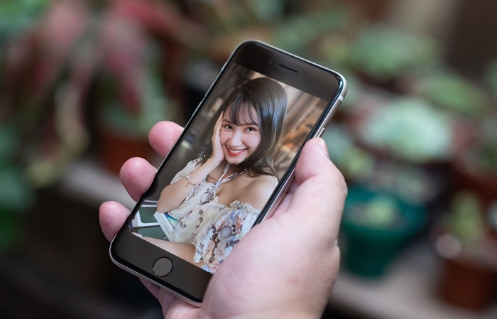 Phone 13 mini cho chất lượng hiển thị tốt hơn so với iPhone SE 2022