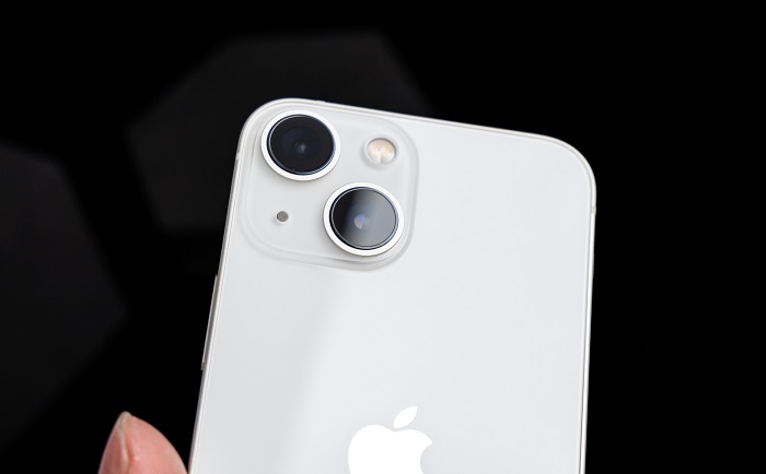 iPhone 13 mini cho chất lượng hình ảnh đẹp hơn khi chụp trong điều kiện ánh sáng yếu và chụp góc rộng