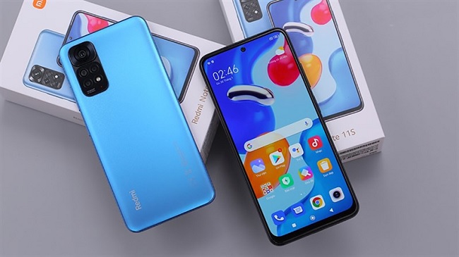 Redmi Note 11S có thiết kế vuông vức, nam tính, còn Redmi Note 10S được bo cong mềm mại hơn