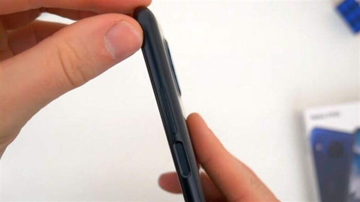 Cạnh phải của Nokia X100 gồm phím nguồn và cụm phím tăng/giảm âm lượng