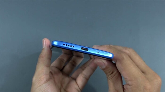Cạnh đáy Redmi 10C gồm cổng sạc USB-Type C, loa ngoài và mic thoại