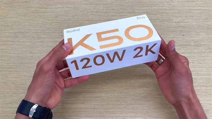 Hộp đựng Redmi K50 Pro được thiết kế theo phong cách quen thuộc. Mặt trước được in dòng chữ “K50”, cạnh bên là điểm nổi bật về pin và màn hình “120K và 2K”