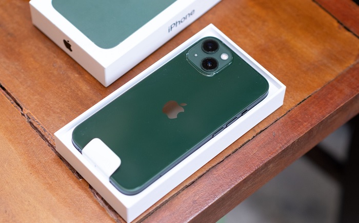 iPhone 13 màu mới sở hữu cụm camera kép ở mặt lưng