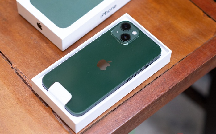 Phiên bản màu Green trên iPhone 13 được làm khá đậm và có phần hơi gắt