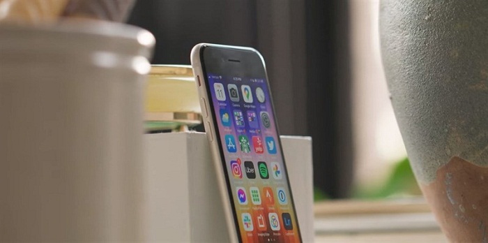 Cạnh trái của iPhone SE 2022 phím gạt rung và cụm phím tăng/giảm âm lượng