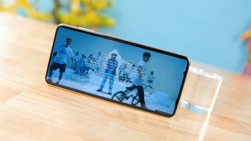 Màn hình Dynamic AMOLED 2X trên Samsung Galaxy S21 5G giúp mang đến những thước phim chân thật và sống động cho người dùng