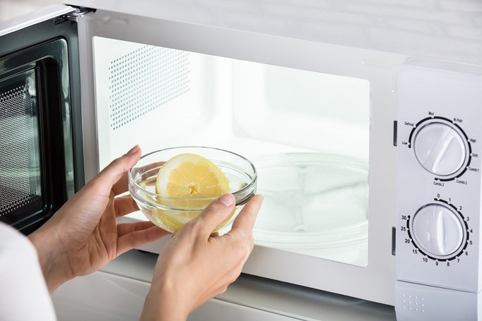 Sử dụng chanh để vệ sinh lò vi sóng mới mua