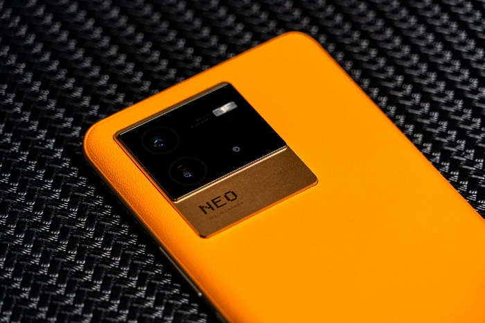 Nổi bật nhất ở mặt lưng của iQOO Neo6 là cụm camera nằm gọn trong module hình chữ nhật