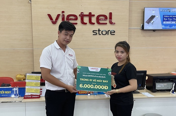 Khách hàng Nguyễn Thị Đẹt nhận giải tại siêu thị Viettel Store tại BDG14 đợt 1
