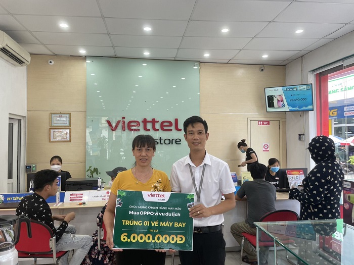 Khách hàng Nguyễn Thị Thanh Huyền nhận giải tại siêu thị Viettel Store tại NDH19 đợt 2