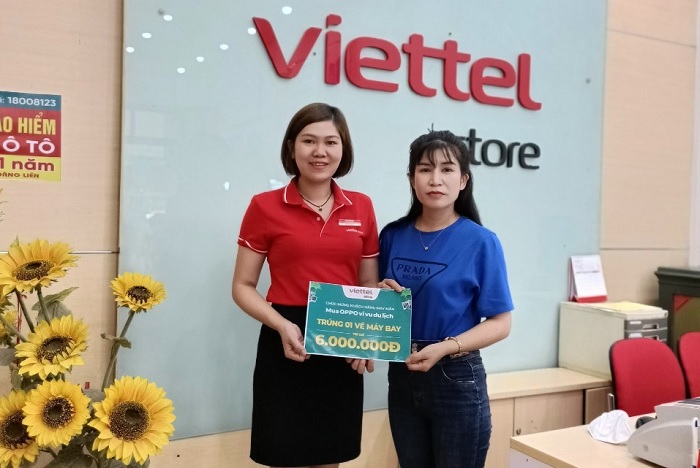 Khách hàng Lò Thị Bằng nhận giải tại siêu thị Viettel Store LCI01 đợt 4