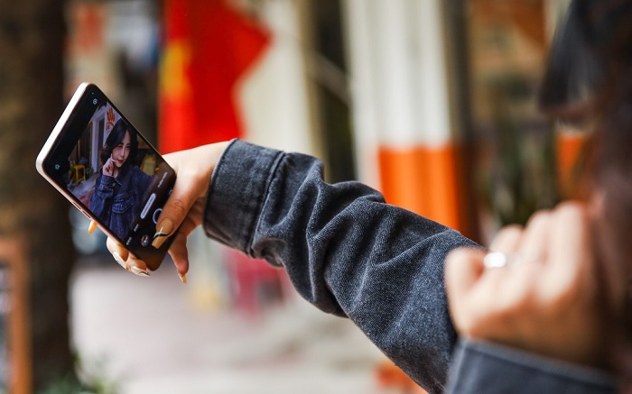 Cảm biến siêu nhạy IMX709 của Sony mang đến những tấm ảnh selfie chất lượng