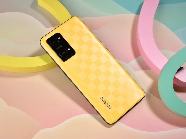 Mặt lưng realme Q5 Pro sử dụng họa tiết caro lạ mắt