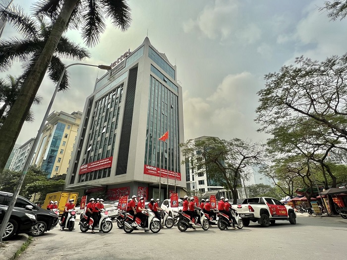 Chuyến hành trình mang sắc đỏ của Viettel Store hiện diện trên khắp các phố phường