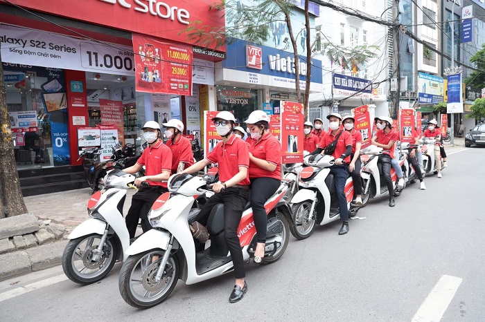 Trang phục, phương tiện bắt mắt tạo ấn tượng đặc biệt đối với người dân trên các tuyến phố đoàn roadshow đi qua